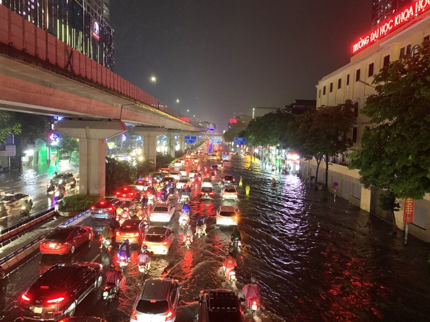 Ha Noi: nghien cuu giai phap khac phuc cac diem ngap ung truoc mua mua bao - Hinh anh 1