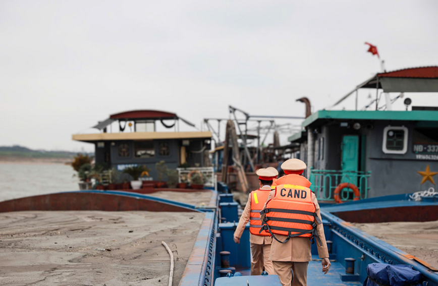 Tang cuong bao dam an toan giao thong duong thuy tren cac tuyen song trong diem - Hinh anh 1