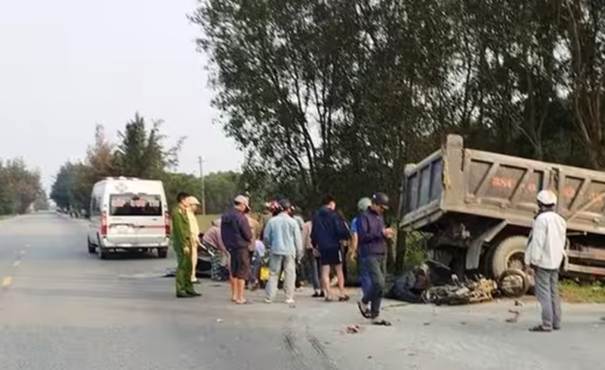 Đâm vào đuôi xe tải, một người đi xe máy tử vong - Hình ảnh 1 Dam vao duoi xe tai, mot nguoi di xe may tu vong - Hinh anh 1
