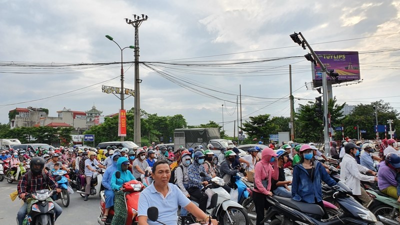 Cua ngo Ha Noi “cang nhu day dan” chieu 2/9 - Hinh anh 2