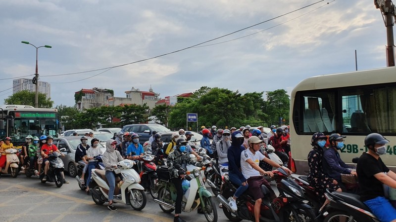 Cua ngo Ha Noi “cang nhu day dan” chieu 2/9 - Hinh anh 1