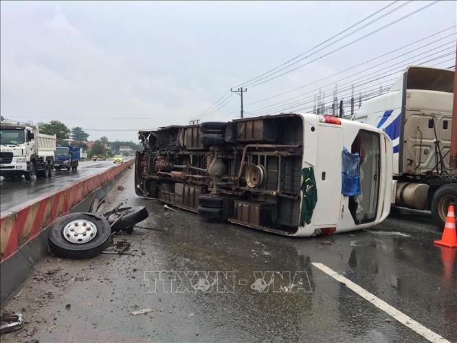 Xe khach tong dai phan cach, lat ngang giua duong - Hinh anh 1