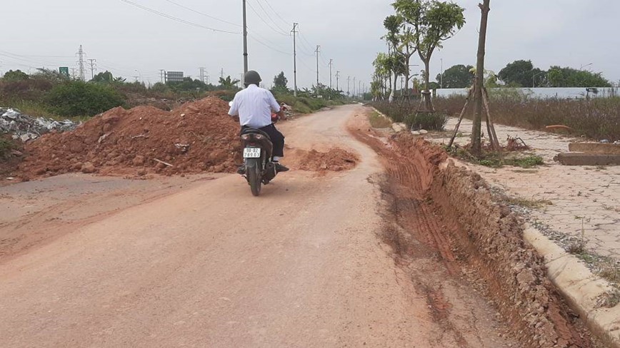 Xe tai “cay” nat duong gom cao toc Ha Noi - Bac Giang - Hinh anh 2