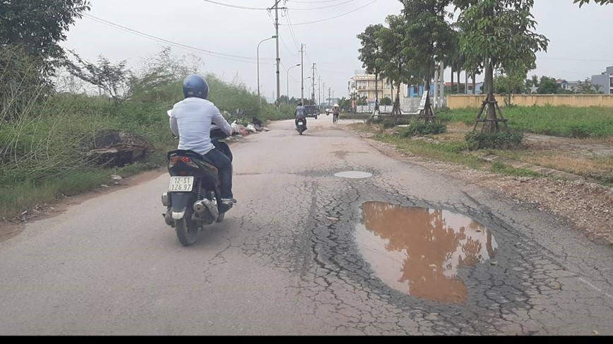 Xe tai “cay” nat duong gom cao toc Ha Noi - Bac Giang - Hinh anh 3