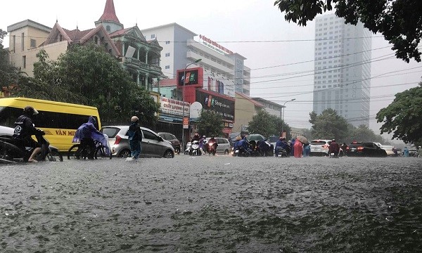 [Anh] Nghe An - Ha Tinh: Mua lon khien nhieu vung bi ngap sau, giao thong un tac - Hinh anh 1