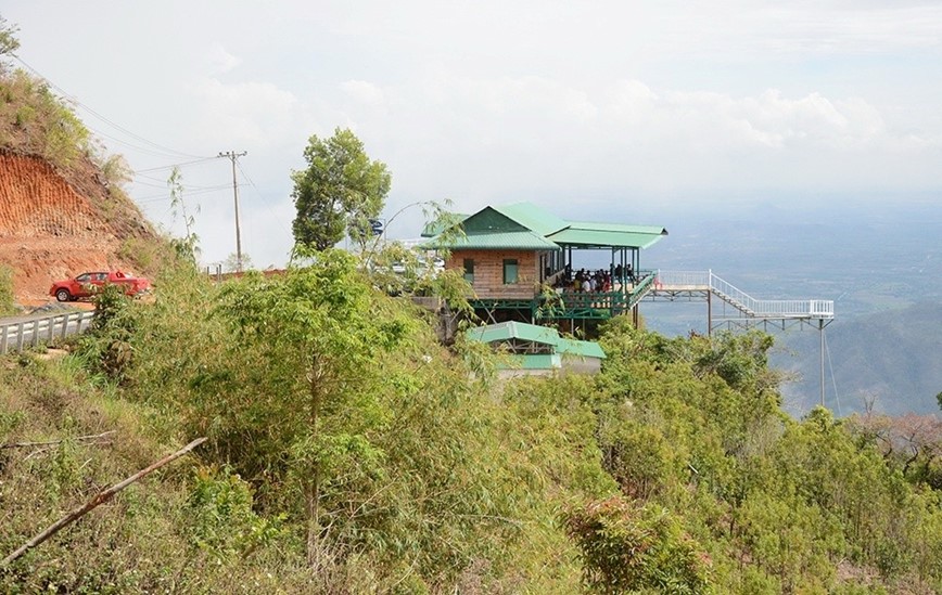 Cham tre xu ly cac tram dung chan trai phep tren deo Dai Ninh - Hinh anh 1