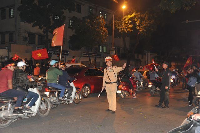 Ha Noi: Phan luong tu xa, chong dua xe sau tran Viet Nam - UAE - Hinh anh 1