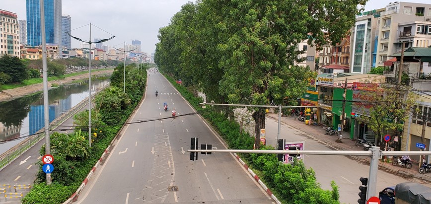 Nguoi dan han che di lai vi dich Covid-19: Ha Noi vang ve la thuong - Hinh anh 3