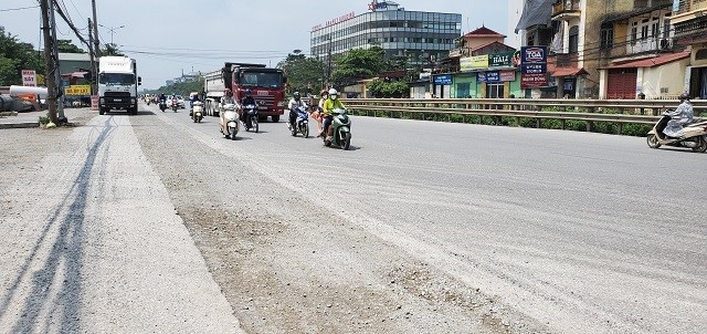 Ha Noi: Quoc lo 1A bi dao xoi nham nho, mat an toan - Hinh anh 1