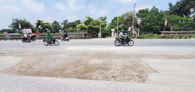 Ha Noi: Quoc lo 1A bi dao xoi nham nho, mat an toan - Hinh anh 2