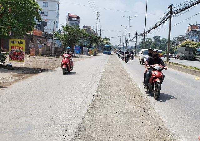 Ha Noi: Quoc lo 1A bi dao xoi nham nho, mat an toan - Hinh anh 8