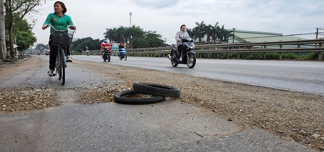 Ha Noi: Quoc lo 1A bi dao xoi nham nho, mat an toan - Hinh anh 9