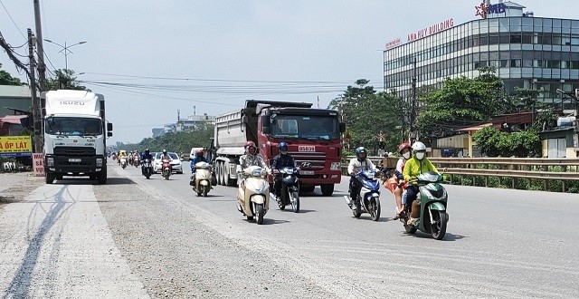 Ha Noi: Quoc lo 1A bi dao xoi nham nho, mat an toan - Hinh anh 10