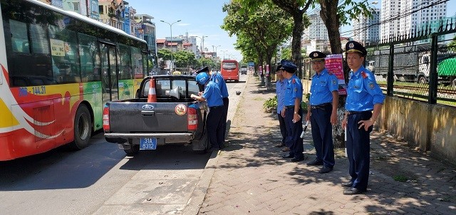 Ra quan kiem tra xe khach, xe hop dong khu vuc quan Hoang  Mai  - Hinh anh 1