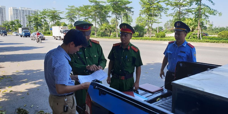 Long Bien: Phat hang tram xe dung do sai quy dinh - Hinh anh 2