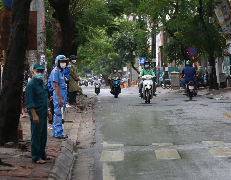 Ha Noi: Canh sat doi mua phan luong cho sy tu vao truong thi - Hinh anh 8