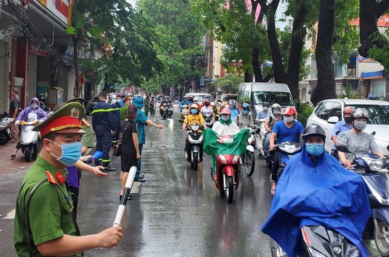 Ha Noi: Canh sat doi mua phan luong cho sy tu vao truong thi - Hinh anh 1