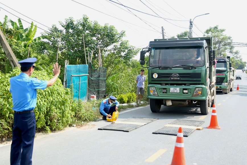 Thanh tra GTVT huyen Thuong Tin: Ra quan phat nang xe qua tai - Hinh anh 2