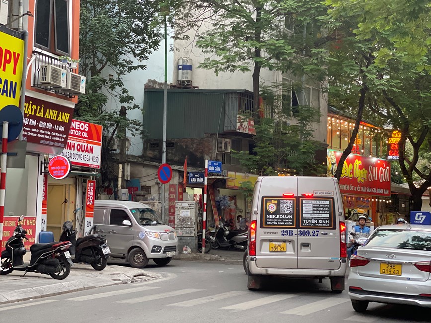 Ha Noi: Cam o to re trai tu Doi Can vao Van Bao - Hinh anh 1