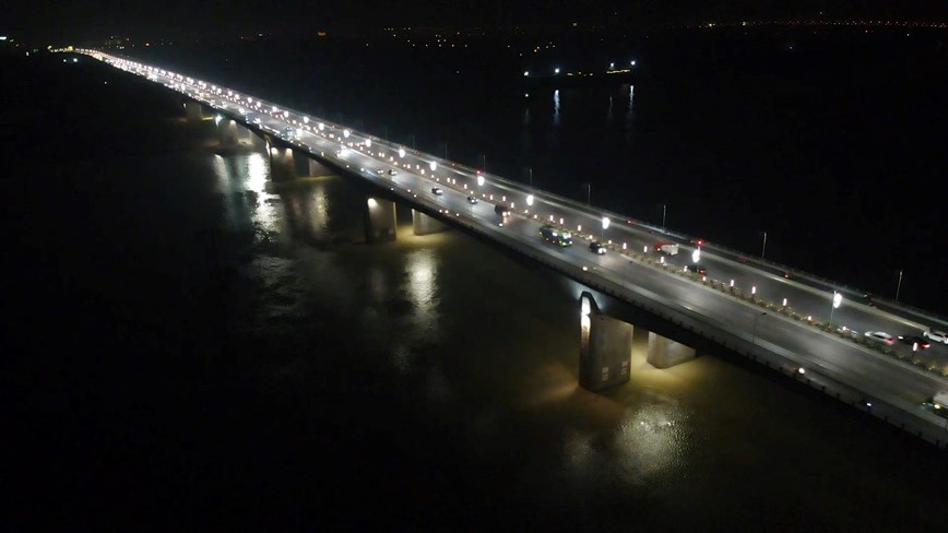 Ha Noi: Cam o to di chuyen thang tu Pho Tram len cau Vinh Tuy  - Hinh anh 1