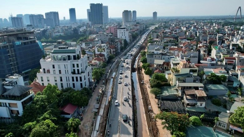 Cam dung do xe ca hai chieu tren duong Au Co - Hinh anh 1