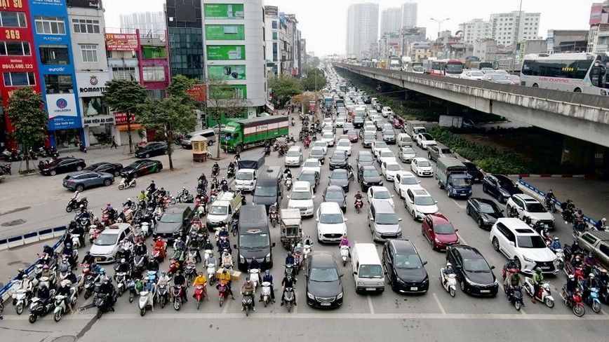 Ha Noi: Nhieu tuyen duong un tac chieu cuoi tuan  - Hinh anh 9