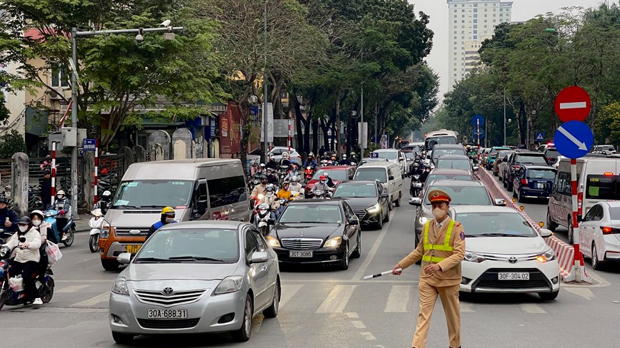 Ha Noi: Nhieu tuyen duong un tac chieu cuoi tuan  - Hinh anh 7