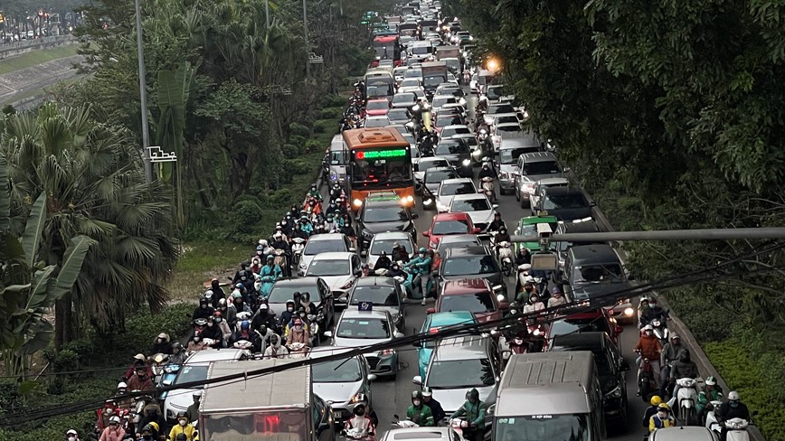 Ha Noi: Nhieu tuyen duong un tac chieu cuoi tuan  - Hinh anh 3