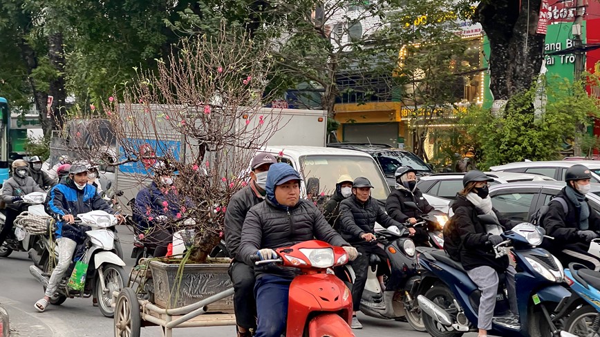 Ha Noi: Nhieu tuyen duong un tac chieu cuoi tuan  - Hinh anh 8