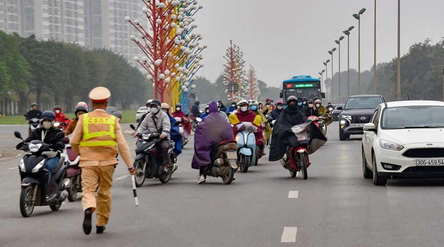 Xu phat xe may bat chap di vao lan cao toc Dai lo Thang Long - Hinh anh 1