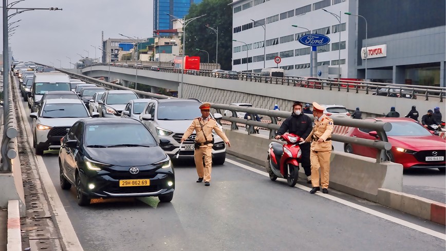 Nguoi dan lieu linh di xe may len Vanh dai 2 tren cao - Hinh anh 2