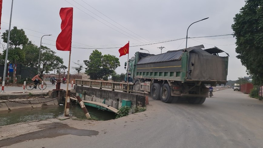 Ha Noi: Duong lien xa lai tap nap xe qua kho, qua tai - Hinh anh 2