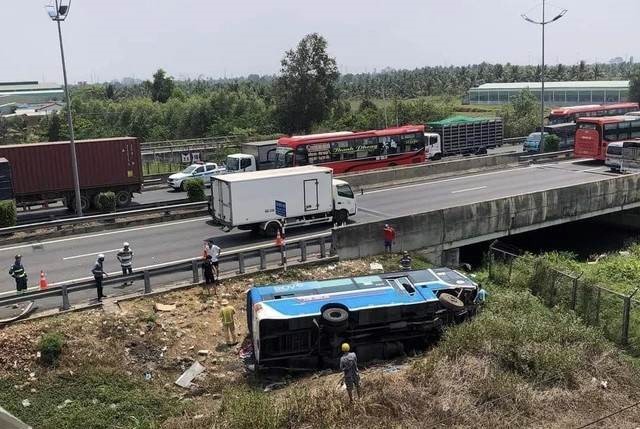 Xe khach phoi bung tren cao toc, nhieu hanh khach nhap vien cap cuu - Hinh anh 2