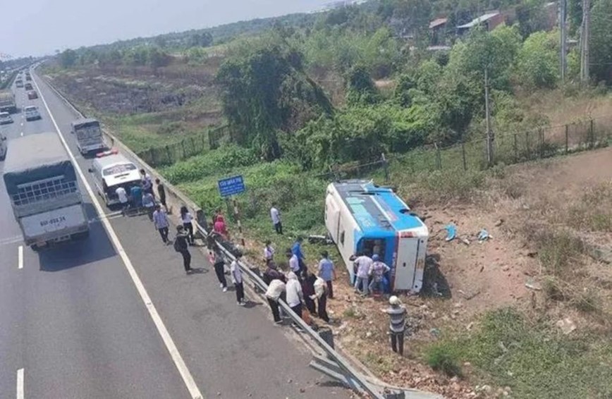 Xe khach phoi bung tren cao toc, nhieu hanh khach nhap vien cap cuu - Hinh anh 1