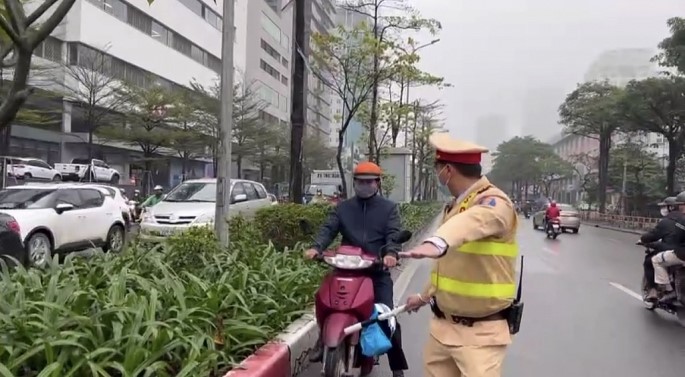 CSGT Ha Noi tang cuong xu ly xe may di nguoc chieu, nhieu nguoi quay dau bo chay - Hinh anh 2