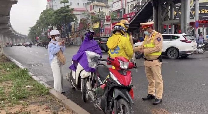 CSGT Ha Noi tang cuong xu ly xe may di nguoc chieu, nhieu nguoi quay dau bo chay - Hinh anh 1