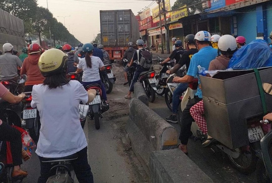 Tai nan giao thong moi nhat 16/3/2024: Dam vao xe tai, chi em ruot tu vong - Hinh anh 1