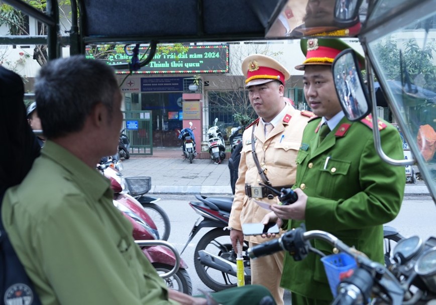 Quan Hai Ba Trung: Xu ly nhieu xe ba gac cho hang cong kenh - Hinh anh 2