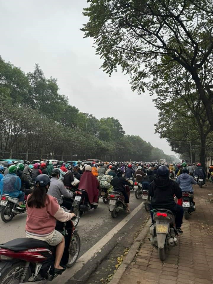 Ha Noi: Un tac giao thong keo dai tren nhieu tuyen duong ngay dau tuan - Hinh anh 4