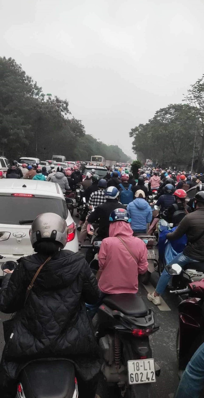 Ha Noi: Un tac giao thong keo dai tren nhieu tuyen duong ngay dau tuan - Hinh anh 5