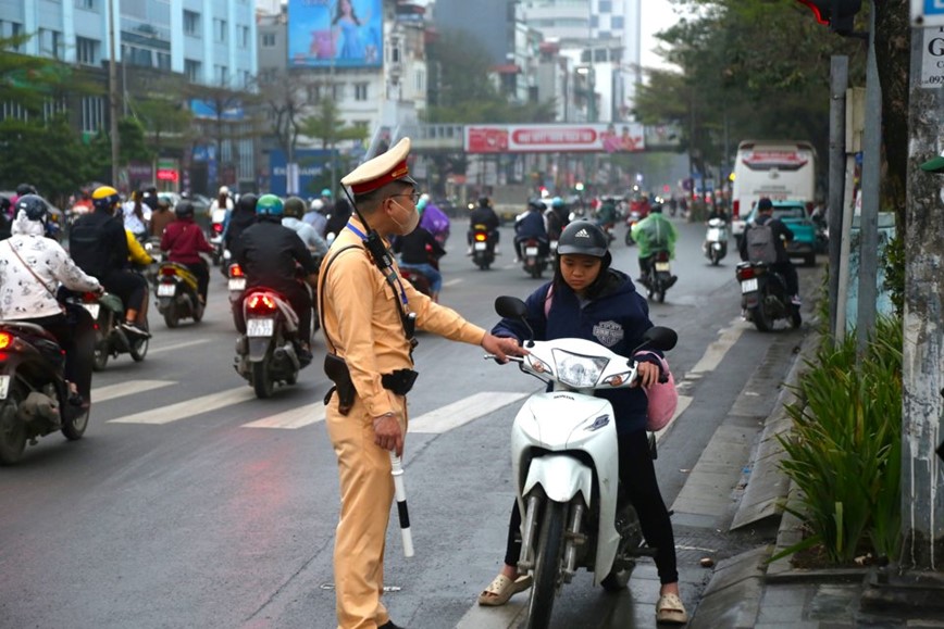 Hang loat xe may di nguoc chieu bi phat nang - Hinh anh 6