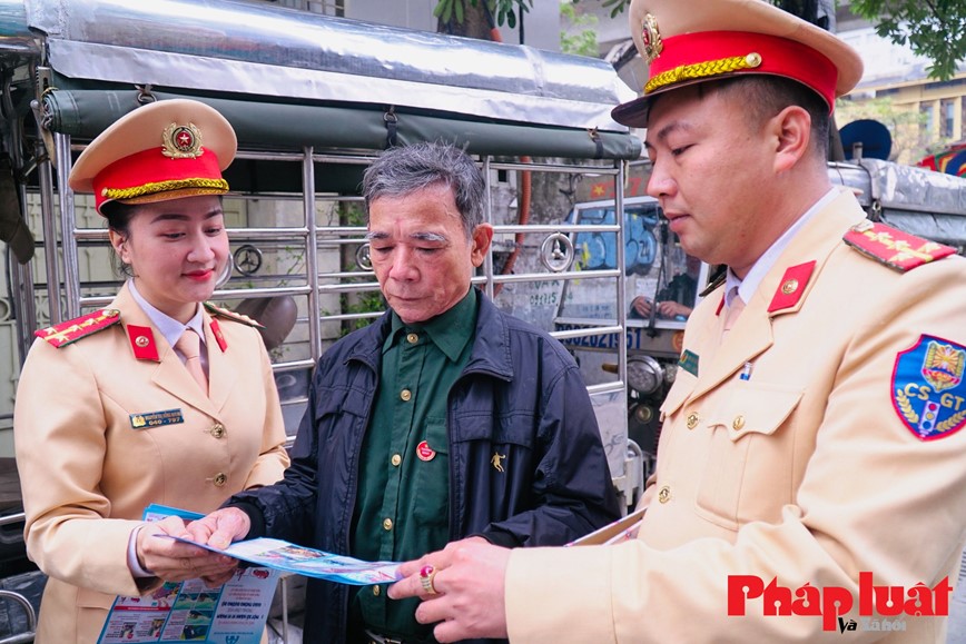 Ha Noi ra quan tuyen truyen khong dung xe ba banh, xe tu che cho hang cong kenh - Hinh anh 3