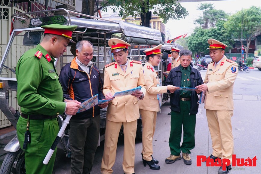 Ha Noi ra quan tuyen truyen khong dung xe ba banh, xe tu che cho hang cong kenh - Hinh anh 1