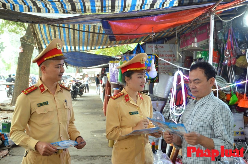 Ha Noi ra quan tuyen truyen khong dung xe ba banh, xe tu che cho hang cong kenh - Hinh anh 10