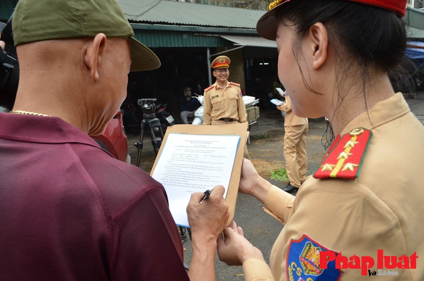 Ha Noi ra quan tuyen truyen khong dung xe ba banh, xe tu che cho hang cong kenh - Hinh anh 8