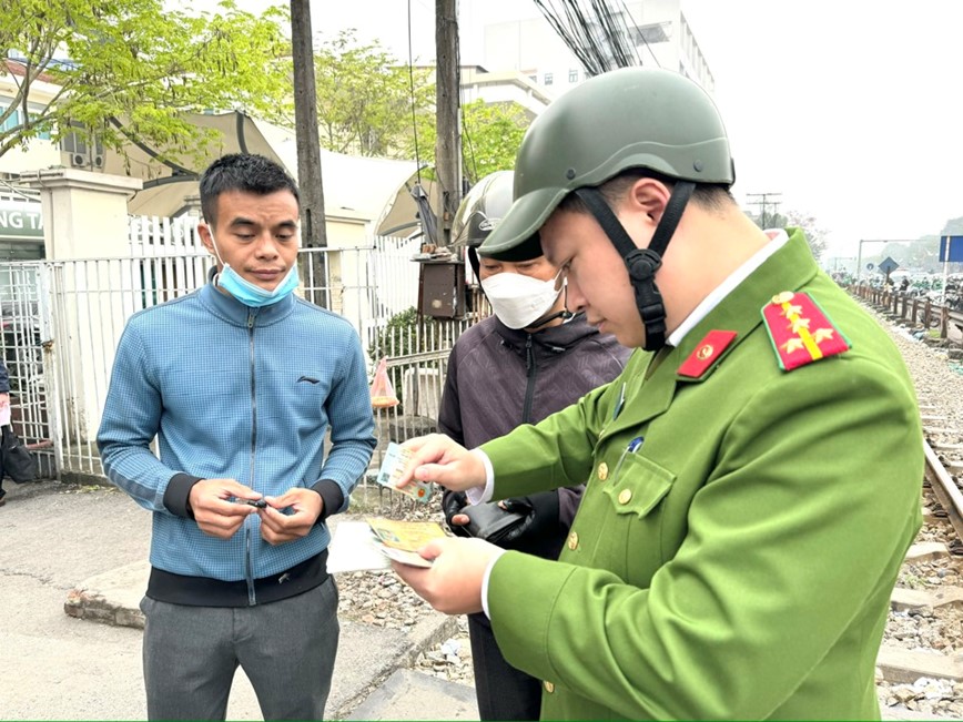 Xu ly nghiem vi pham, lap lai trat tu tai khu vuc benh vien Bach Mai - Hinh anh 2