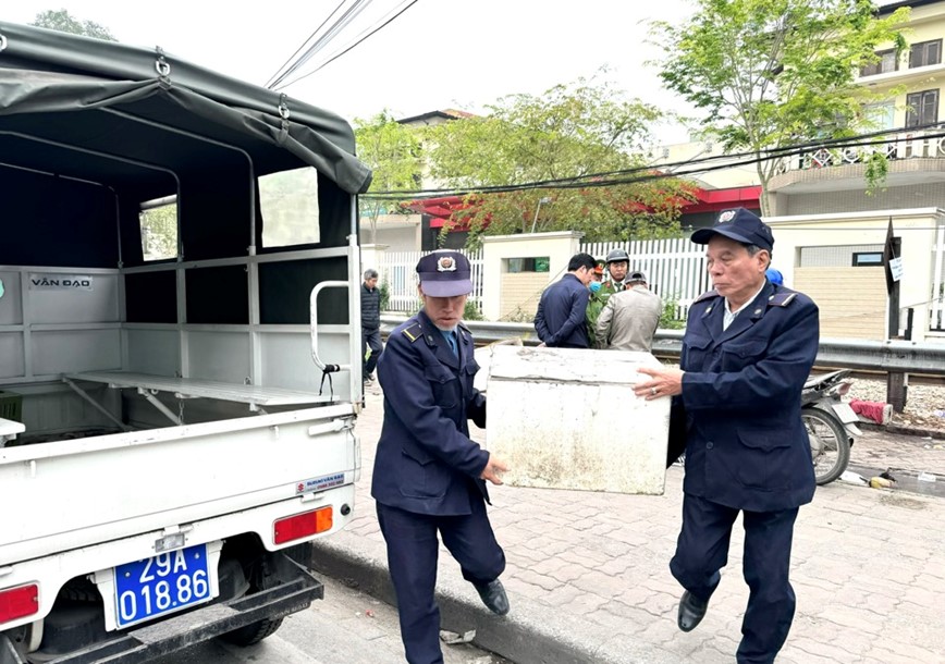 Xu ly nghiem vi pham, lap lai trat tu tai khu vuc benh vien Bach Mai - Hinh anh 3