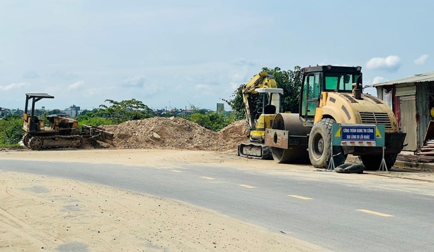 Chua den 1km duong nhung thi cong hon mot nam van chua xong - Hinh anh 2