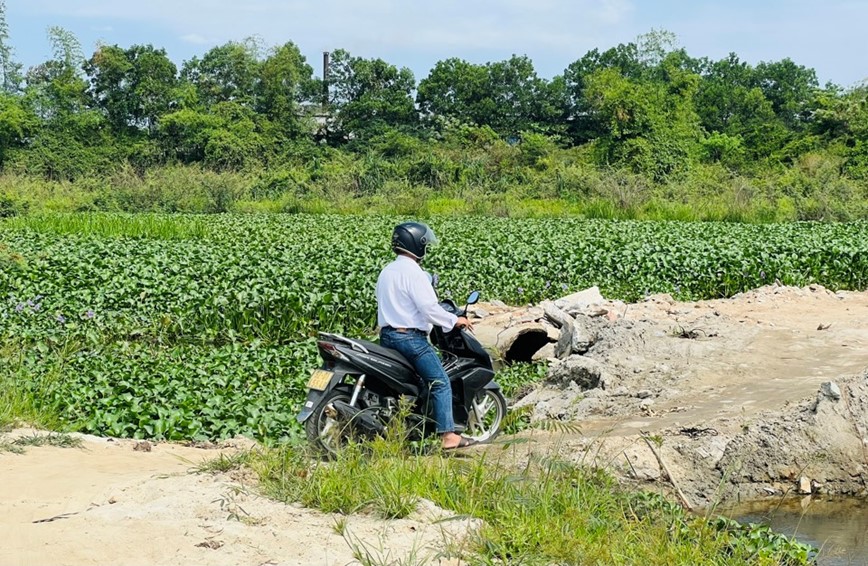 Chua den 1km duong nhung thi cong hon mot nam van chua xong - Hinh anh 10