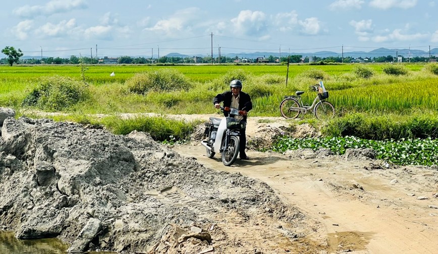 Chua den 1km duong nhung thi cong hon mot nam van chua xong - Hinh anh 9